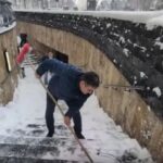 8 000 de oameni fara curent iar primarul se pozeaza cu lopata 695d592590d88