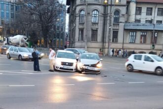 accident in capitala doua autoturisme s au ciocnit traficul ingreunat temporar in zona foto 697a337bcff71
