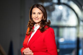 anca alexandrescu demonteaza minciunile rezistilor cei care urla ca avem datorii sunt de fapt fostii angajati ai realitatii plus in frunte cu emilia sercan ei au furat televiziunea atunc 6967fdd907cd4