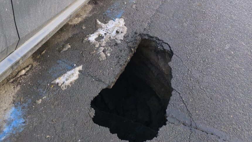 atentie soferi carosabil surpat pe strada fainari din capitala politia rutiera recomanda prudenta 696fbd59cf1a9