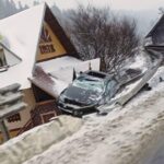 cascadorie involuntara la predeal o masina a zburat de pe sosea si a aterizat pe acoperisul unei pensiuni fotovideo 695fd0e321a59
