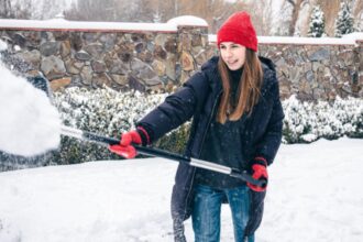 ce risca bucurestenii daca nu curata zapada din fata casei putini stiu ce prevede legea si se pot trezi cu amenzi de la politia locala 696682205c1e2