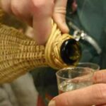 condamnat la inchisoare pentru doar cinci litri de tuica si o sticla de suc de la o vecina ce faci ma nenorocitule furi de la oameni 69721c582da80