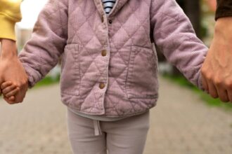 copil de 4 ani descoperit singur pe strada in iasi pe un ger crunt dupa ce fusese lasat la gradinita 69669fc40de08