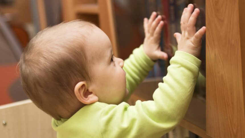 copil ranit dupa ce un dulap s a prabusit peste ele incident grav la o gradinita din baia mare 6960eff1f3d24