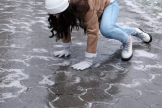 cum indepartezi gheata din curte fara sa distrugi cimentul metodele simple si eficiente care te scapa de o mare bataie de cap 697281b81efd0