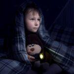 cum scapi copilul de fricile asociate noptii trucurile simple pe care toti parintii trebuie sa le stie 696ff9d8ba54c