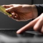 curierul fantoma noua escrocherie care face victime in randul romanilor cum functioneaza metoda care imita livrarile reale 695d25ef204bc