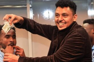 foto show cu gigi becali al arabilor reghecampf si jucatorii sai ingropati in bancnote in vestiar 6978704a87f51