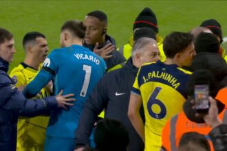 foto si video scandal mare la tottenham dupa dezastrul cu bournemouth fundasul central a intrat in conflict cu fanii 69616d2246d92