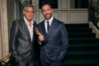 george clooney says when i grow up i want to be noah wyle as two stars unite 30 years after er 69633156434ca