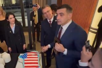 imaginea zilei in sua george simion a taiat tortul groenlanda la washington moment important alaturi de congresmenii lui donald trump video 6970eb47efdd8