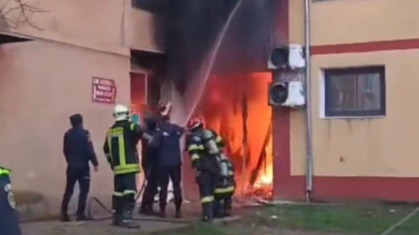 incendiu puternic in resita bloc in flacari oamenii au fost evacuati de urgenta salvatorii intervin video 697db321dd579