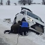 interventie salvatoare a jandarmilor pentru o familie cu doi micuti ramasa blocata in sant dupa un accident cu masina video 69637ca1ccb64