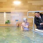kim jong un blindat cu pufoaica la marginea piscinei restul lumii in costum de baie inaugurare ca la carte in coreea de nord video 69733fb423ac9
