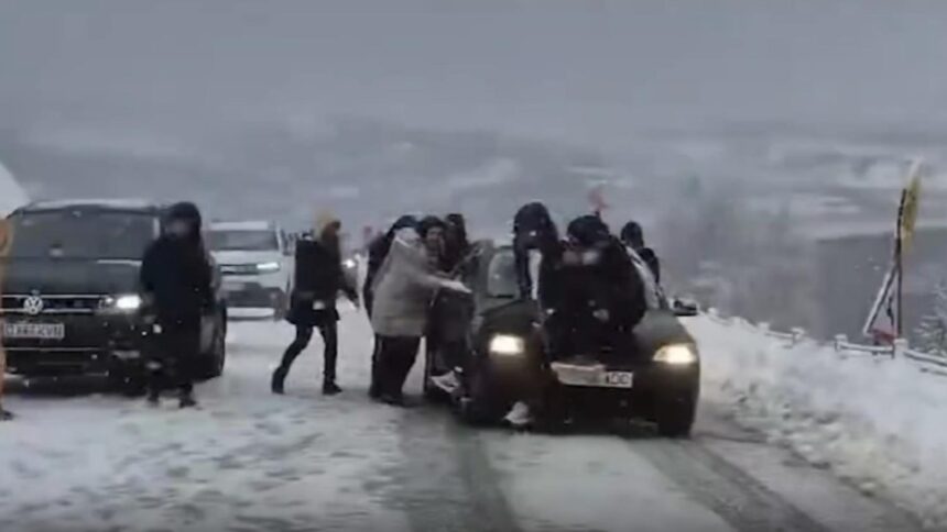 lipsa anvelopelor de iarna pericol pe sosea solutia extrema a unor tineri pe un drum inghetat 695d46716554d