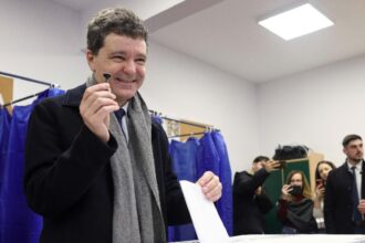 nicusor dan intre activismul anti chevron si colaborarea cu un consilier actionar al gigantului american 695fc3e8ef242