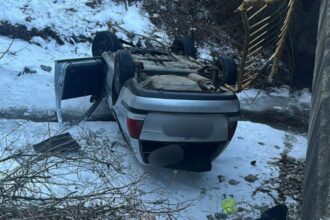 o masina in care se aflau patru persoane a cazut in albia paraului doamnei din judetul neamt care este starea victimelor 696b5c4440e61