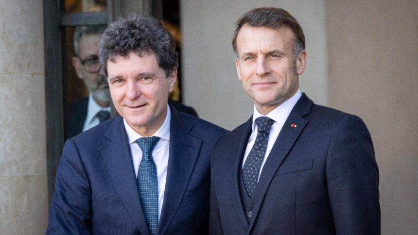 prietenie doar aparenta macron fara reactie dupa ce nicusor dan a ramas blocat pe aeroportul din franta 695f9d82e98a3