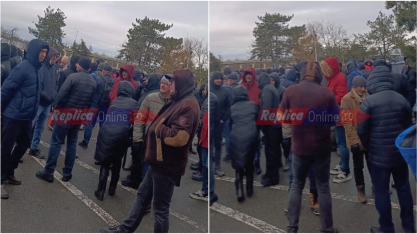 protest la rafinaria petromidia zeci de angajati isi striga nemultumirile 697c6e22b0a0a