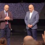 rugaciune pentru ilie bolojan cu premierul pe scena la o biserica baptista din oradea credinciosii pusi sa se ridice in picioare foto video 6964154d3c38b