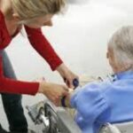 salarii badante italia 2026 sumele au crescut oficial de la 1 ianuarie cati bani primesc in mana romancele care ingrijesc batrani si ce bonusuri pot cere acum 6966538b40c54