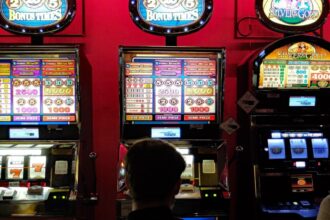 sase barbati retinuti dupa un scandal monstru intr o sala de jocuri de noroc din craiova un altul este cautat de politie 6960de5c5ceca