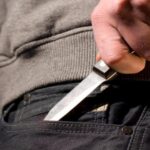 scandal de proportii la o primarie din judetul neamt un tanar beat si inarmat cu un cutit s a dat in spectacol 696772d4f1a05