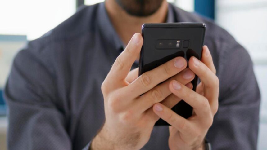 scandal intr o tara europeana dupa ce autoritatile au primit unda verde pentru confiscarea telefoanelor la granita un nou atac asupra drepturilor omului 695e358c74bd1