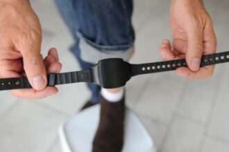 si a pus dispozitivul de monitorizare la mana unui om al strazii pentru a scapa de control 6967a3890203a