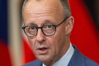 tentativa de sabotaj asupra avionului privat al cancelarului germaniei trei suspecti au fost arestati 69733c0731612