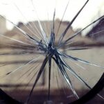 trei persoane retinute dupa ce au intrat intr o curte si au spart geamurile unei familii 695d3735602f6