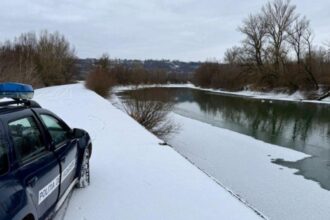 un ucrainean a fost salvat de la moarte prin inghet de politistii de frontiera romani dupa ce a trecut prutul inot foto 69625d84e2f1b