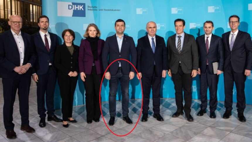 val de reactii dupa ce rezistul de la aparare a venit in blugi la o intalnire oficiala in germania in timp ce ceilalti erau imbracati la patru ace 697a35e42e7db