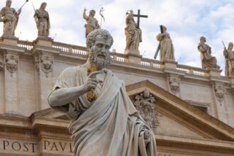 vaticanul se face chelner si deschide un restaurant de lux pe acoperisul bazilicii sfantul petru intre statuile apostolilor 697b8c4aba4bf