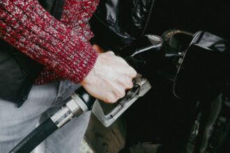 video romanii platesc pe carburanti mai mult decat soferii din spania austria si suedia ce loc ocupa tara noastra in topul ue 69676894d4042