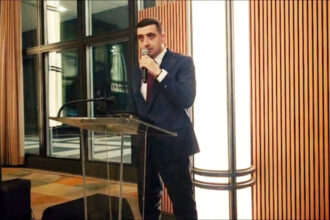 video simion a taiat un tort in forma groenlandei acoperit cu steagul sua la o receptie unde a fost premiat pentru apararea democratiei 69710ae13415c