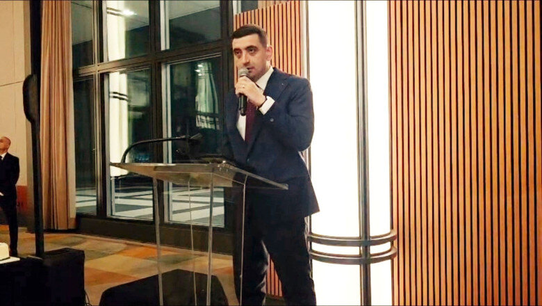 video simion a taiat un tort in forma groenlandei acoperit cu steagul sua la o receptie unde a fost premiat pentru apararea democratiei 69710ae13415c