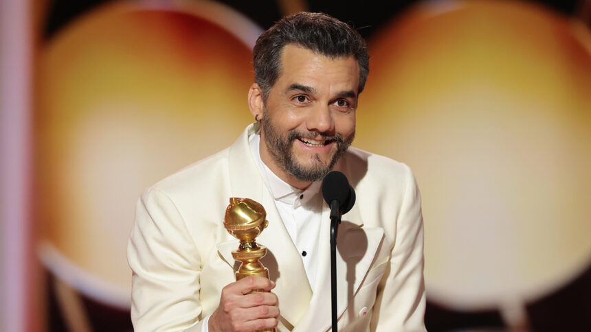 wagner moura dedicates golden globe to people sticking with their values in difficult moments 69647be050226