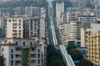 a fost inaugurata cea mai lunga scara rulanta din lume se intinde pe aproape un kilometru video 699c9b2d5d85d