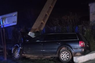 accident grav in judetul timis un barbat si o femeie au fost raniti dupa ce au intrat cu masina intr un stalp foto 69865ab0a808e