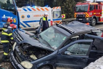accident rutier grav pe dn17 in poiana stampei trei persoane ranite dupa coliziunea dintre un autotren si un autoturism foto 698afb772dd37