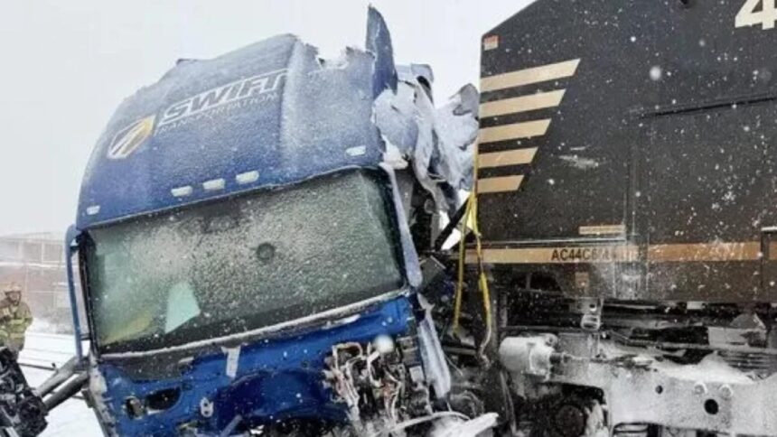 accident spectaculos in sua un tren a lovit in plin un camion blocat pe sine din cauza zapezii furtuna de iarna continua sa faca ravagii in sua 6980a1068d4bd
