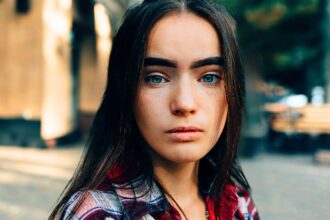 adults who still try to win their parents approval often have these 11 traits 698909318ae75