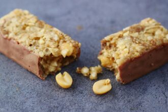 baton proteic din naut cu bucati de ciocolata desert sanatos fara coacere 699d9abd8e4bb