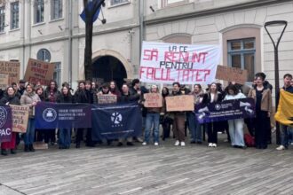 bolojan i a scos pe studentii de la ubb cluj in strada tinerii contesta majorarea taxelor diploma pe datorie 699ef6baa2ea4