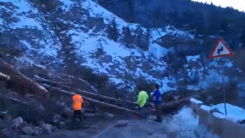 circulatie blocata pe transalpina in judetul alba dupa o masiva alunecare de teren video 69a0a99a23a1d
