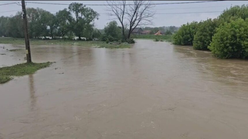 cod rosu de inudatii in prahova si buzau zeci de case sunt inundate 6985995e5a43f