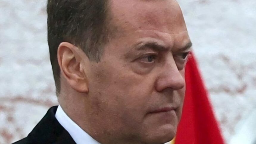 dmitri medvedev avertizeaza lumea e mai periculoasa ca oricand dar rusia nu vrea un conflict global 6980503e27aa7