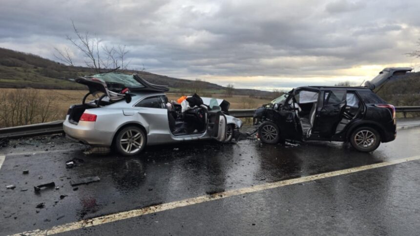 doi morti intr un accident grav produs pe o sosea din judetul sibiu trei persoane au fost incarcerate video 699deb7fb00be